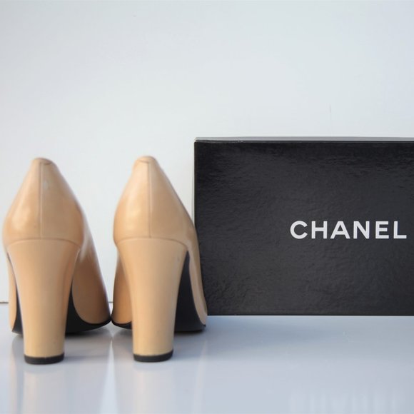 CHANEL beige leather heels with black patent toe, embroidered CCs, US 10 - Picture 4 of 7